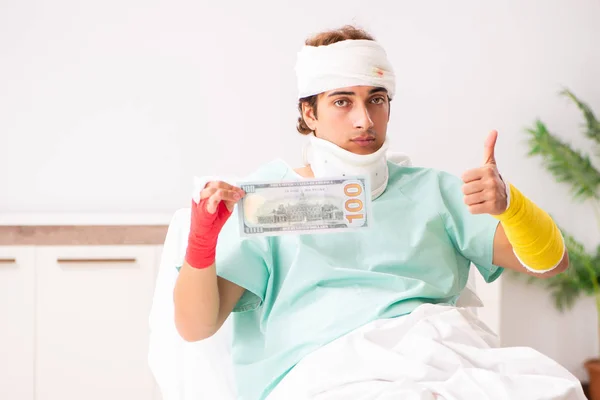 Молодий поранений чоловік перебуває в лікарні — стокове фото