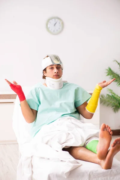 Jovem ferido fica no hospital — Fotografia de Stock