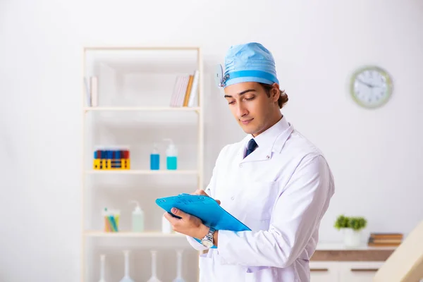 Jeune homme médecin otolaryngologue travaillant à l'hôpital — Photo