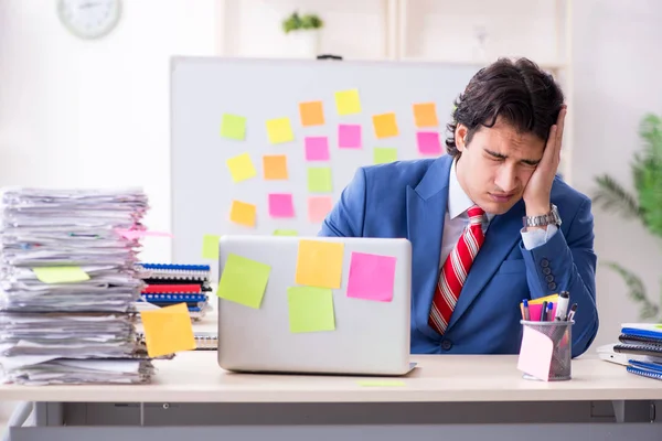 Ung man stilig anställd i motstridiga prioriteringar koncept — Stockfoto