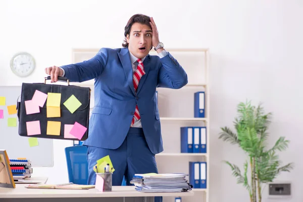 Junge männliche hübsche Angestellte in widersprüchlichem Prioritätenkonzept — Stockfoto