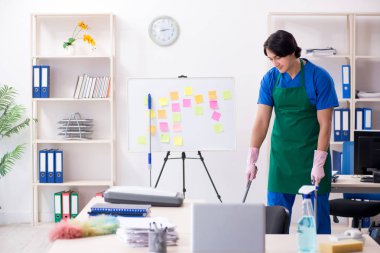 Ofiste çalışan yakışıklı, profesyonel temizlikçi. 