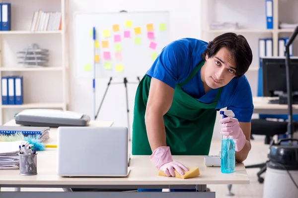 Чоловічий красивий професійний прибиральник працює в офісі — стокове фото