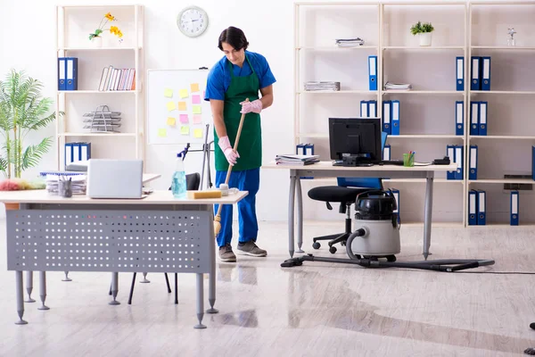 Männlich handsome professionell cleaner working im die büro — Stockfoto