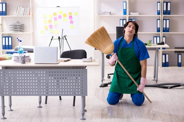 Mannelijke knappe professionele schoonmaker werken in het kantoor — Stockfoto