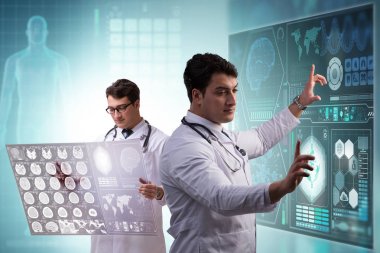 Doktor Teletıp kavram x-ray görüntü arıyor