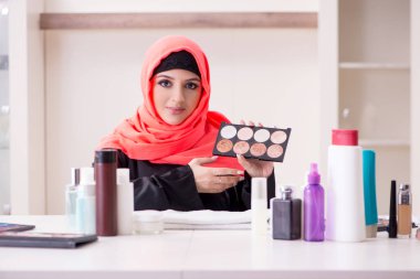 Makyaj yapan tesettürlü güzel kadın