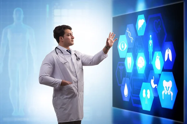 Dottore in telemedicina concetto guardando schermo — Foto Stock