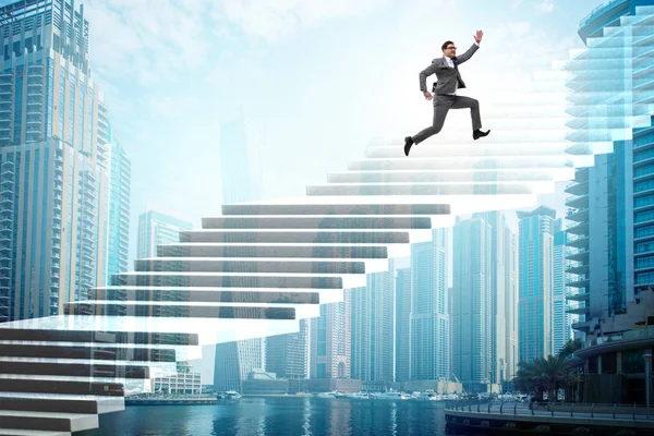 Empresário escalada carreira escada sobre a cidade — Fotografia de Stock
