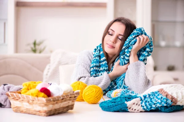 Young beautiful woman knitting at home — Stock Photo, Image