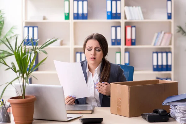 Concept de licenciement et de licenciement avec femme salariée — Photo