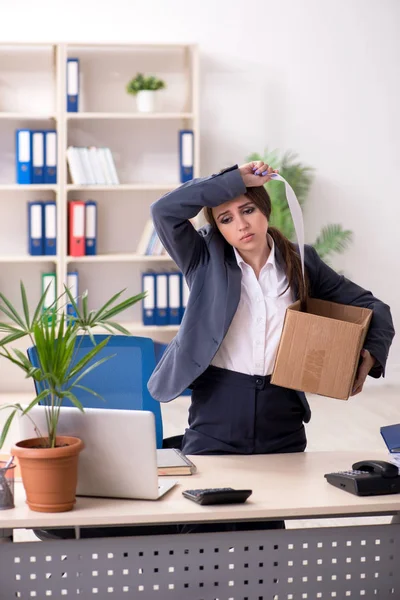 Conceito de despedimento e demissão com mulher empregada — Fotografia de Stock