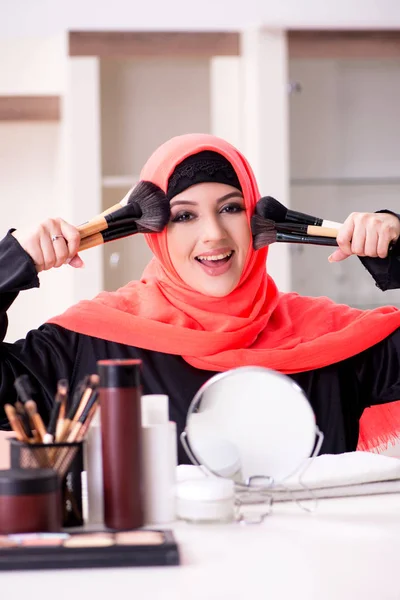 Vacker kvinna i hijab tillämpa make-up — Stockfoto