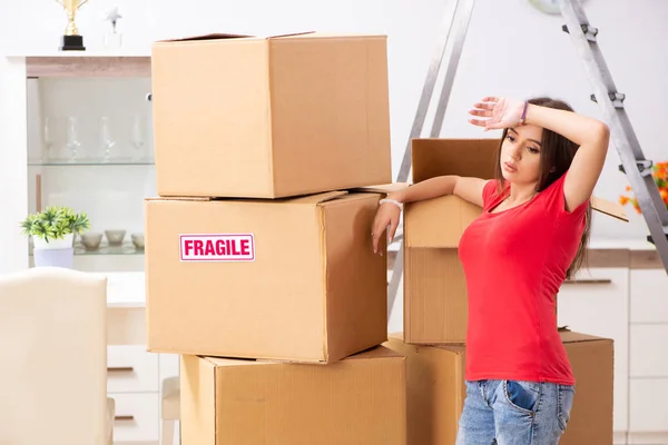Fiatal gyönyörű nő költözik az új lakás — Stock Fotó