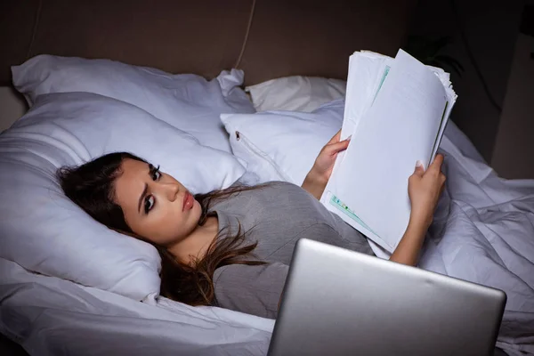 Trött affärskvinna arbetar övertid hemma på natten — Stockfoto