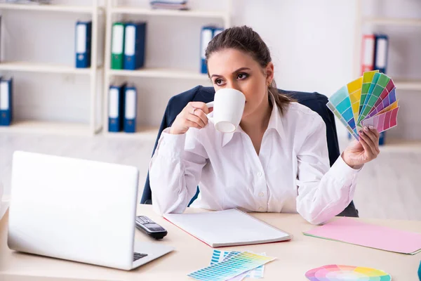 Mujer hermosa diseñadora trabajando en la oficina — Foto de Stock