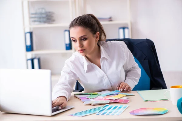 Mujer hermosa diseñadora trabajando en la oficina — Foto de Stock