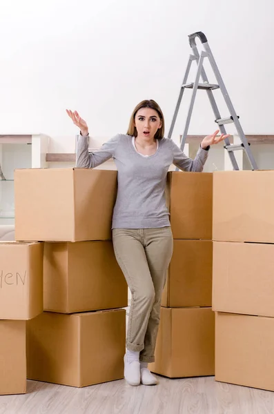 Jeune belle femme déménageant dans un nouvel appartement — Photo