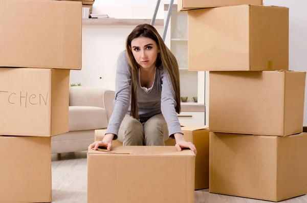 Young beautiful woman moving to new flat — Stock Photo, Image