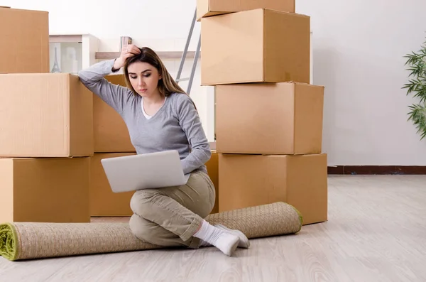 Junge schöne Frau zieht in neue Wohnung — Stockfoto