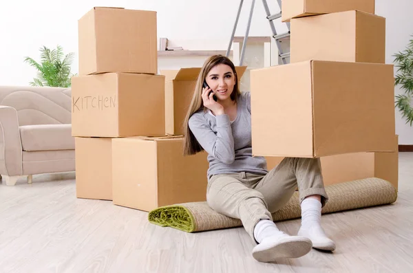 Jeune belle femme déménageant dans un nouvel appartement — Photo