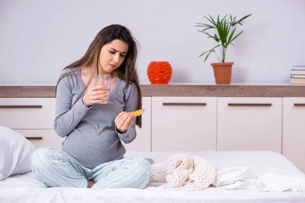 Junge schwangere Frau im Schlafzimmer — Stockfoto