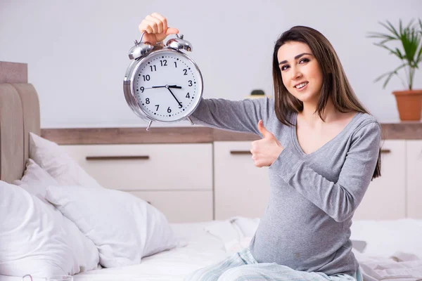 Junge schwangere Frau im Schlafzimmer — Stockfoto