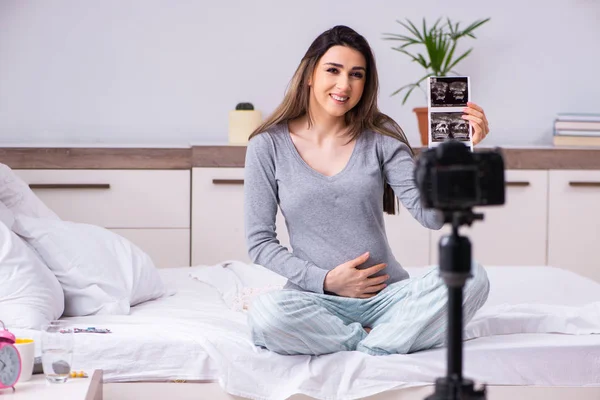 Zwangere vrouw opname video voor haar blog — Stockfoto