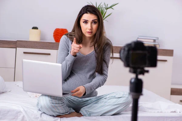 Mujer embarazada grabando video para su blog — Foto de Stock