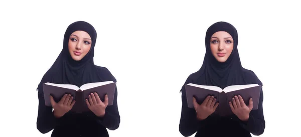 Мусульманська молода жінка в хіджабі на білому — стокове фото