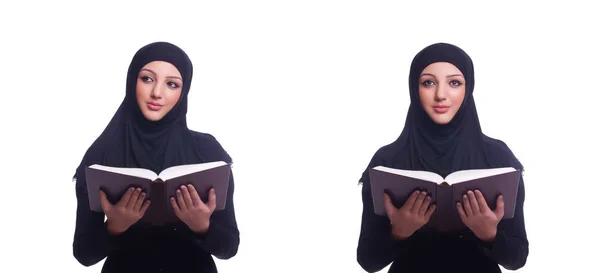 Mujer joven musulmana usando hijab sobre blanco — Foto de Stock