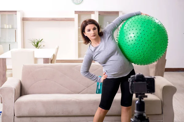 Беременная блогер делает физические упражнения — стоковое фото