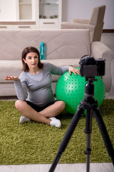 Беременная блогер делает физические упражнения — стоковое фото
