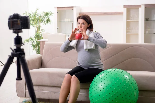 Mulher grávida blogueira fazendo exercícios físicos — Fotografia de Stock