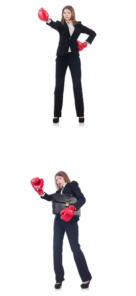 Imprenditrice con guanti da boxe isolati su bianco — Foto Stock