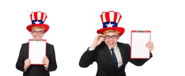 Amerikan sembollü şapka giyen adam.