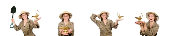 Femme portant un chapeau safari sur blanc — Photo