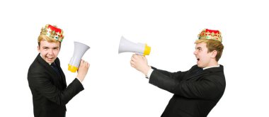 Taçlı ve megafonlu adam beyazın üzerinde izole edilmiş.