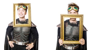 Zırh takım elbiseli Genç komik adam 