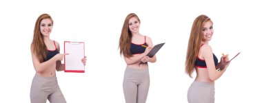 Beyaz üzerine not defteri yazan genç bir kadın.