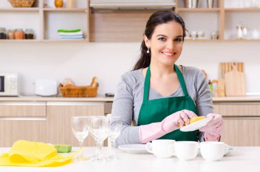 Ev işi yapan genç bir kadın müteahhit. 