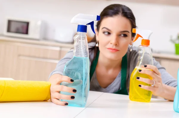 Jonge vrouwelijke aannemer doet huishoudelijk werk — Stockfoto