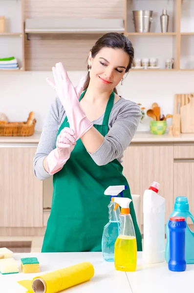 Joven contratista haciendo tareas domésticas — Foto de Stock