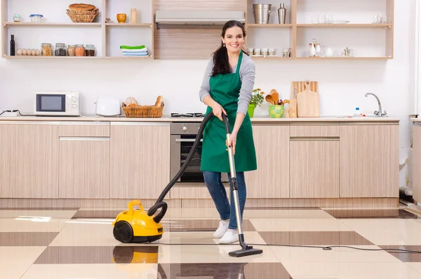 Giovane appaltatrice che fa lavori domestici — Foto Stock