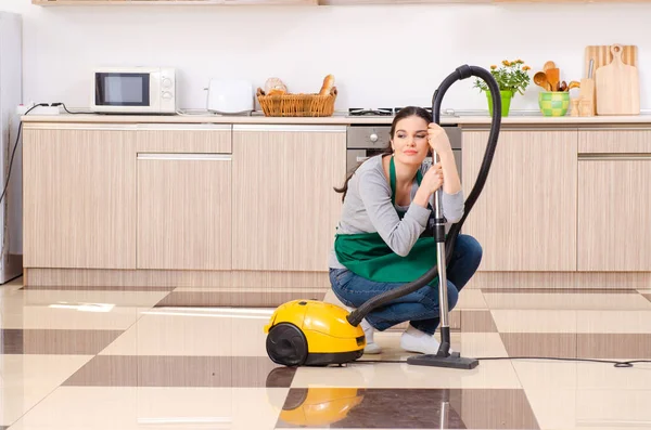 Giovane appaltatrice che fa lavori domestici — Foto Stock