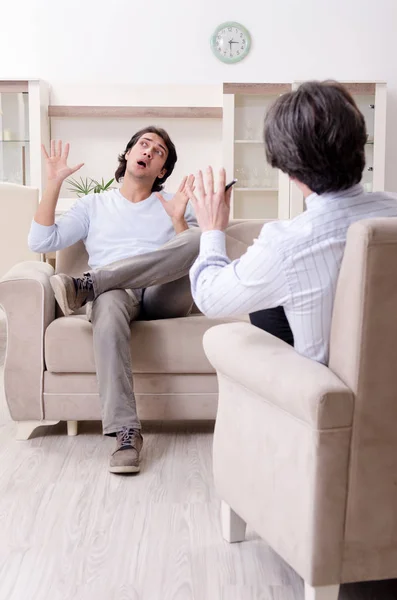 Paciente masculino joven discutiendo con psicólogo problema personal —  Fotos de Stock