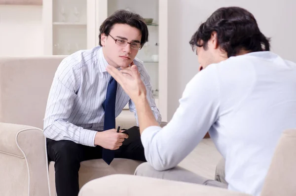 Jonge mannelijke patiënt in gesprek met psycholoog persoonlijk probleem — Stockfoto