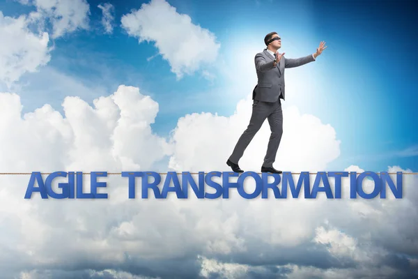 Agile transformatie concept met zakenman die op strakke r loopt — Stockfoto