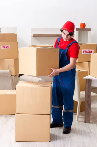 Junge männliche Lohnunternehmer mit Boxen, die drinnen arbeiten — Stockfoto