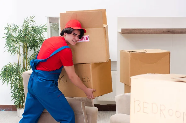 Joven contratista masculino con cajas trabajando en interiores —  Fotos de Stock